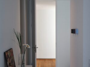 Miniaturka 2 - Dwupunktowa oprawa sufitowa New Tria 2 aluminium w aranżacji wnętrza