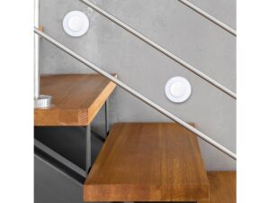 Miniaturka 4 - Srebrne oprawy schodowe LED zainstalowane przy drewnianych stopniach