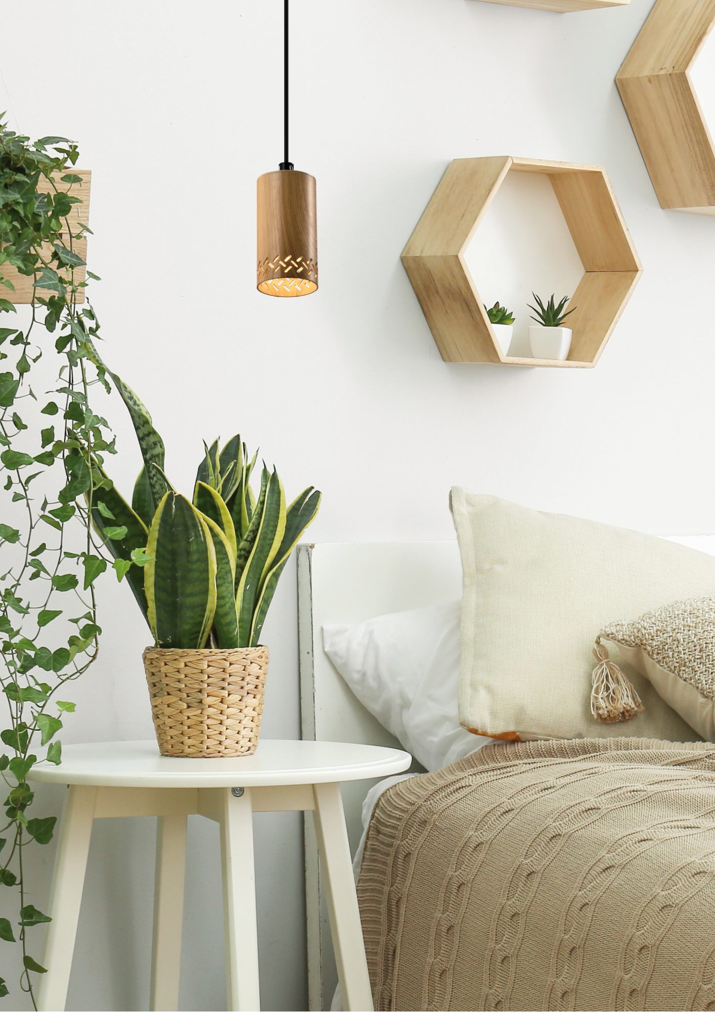 Lampa Oretia 10 cm o drewnopodobnym wykończeniu w aranżacji