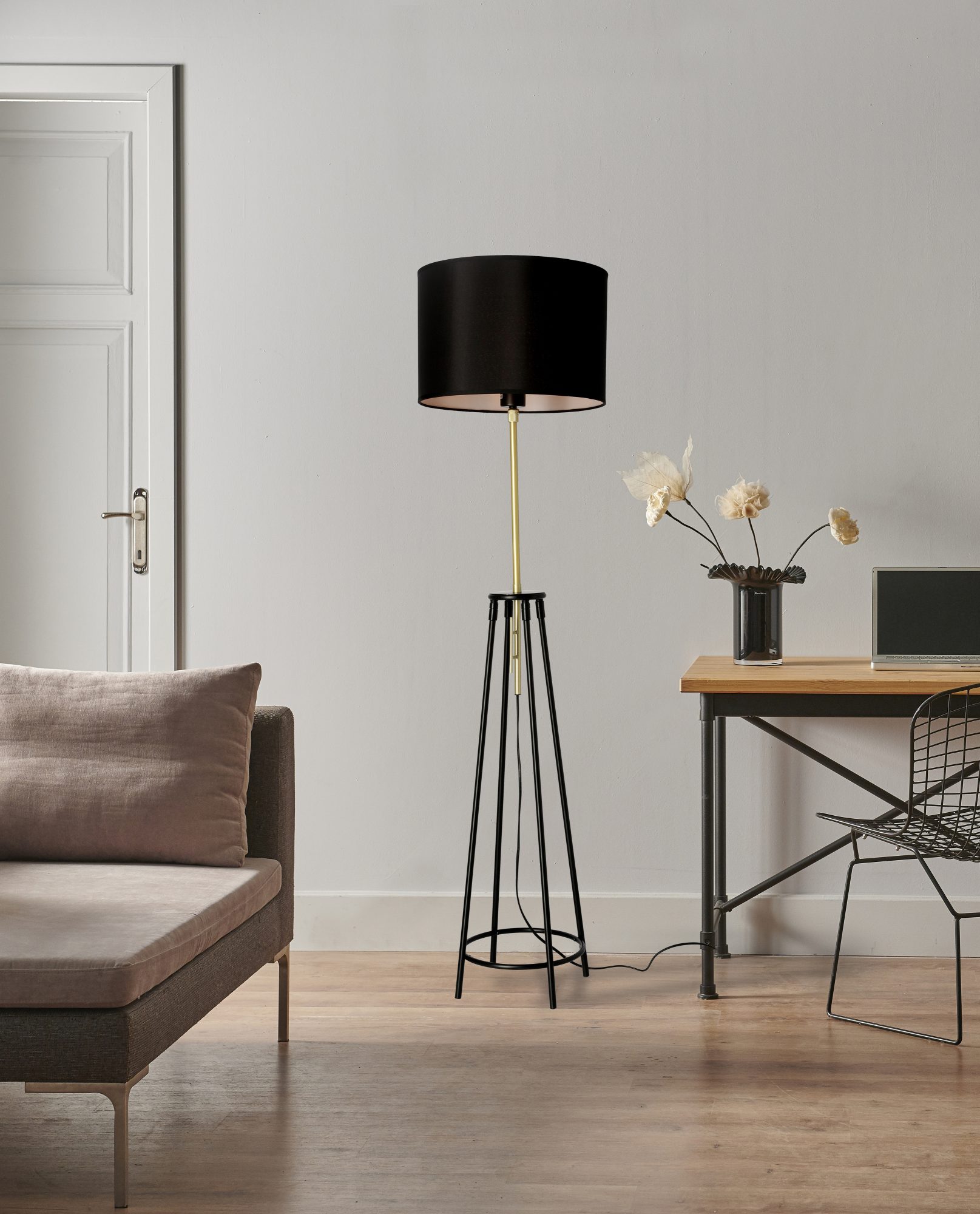 Lampa podłogowa Palemena w jasnym salonie pomiędzy sofą a stolikiem do pracy
