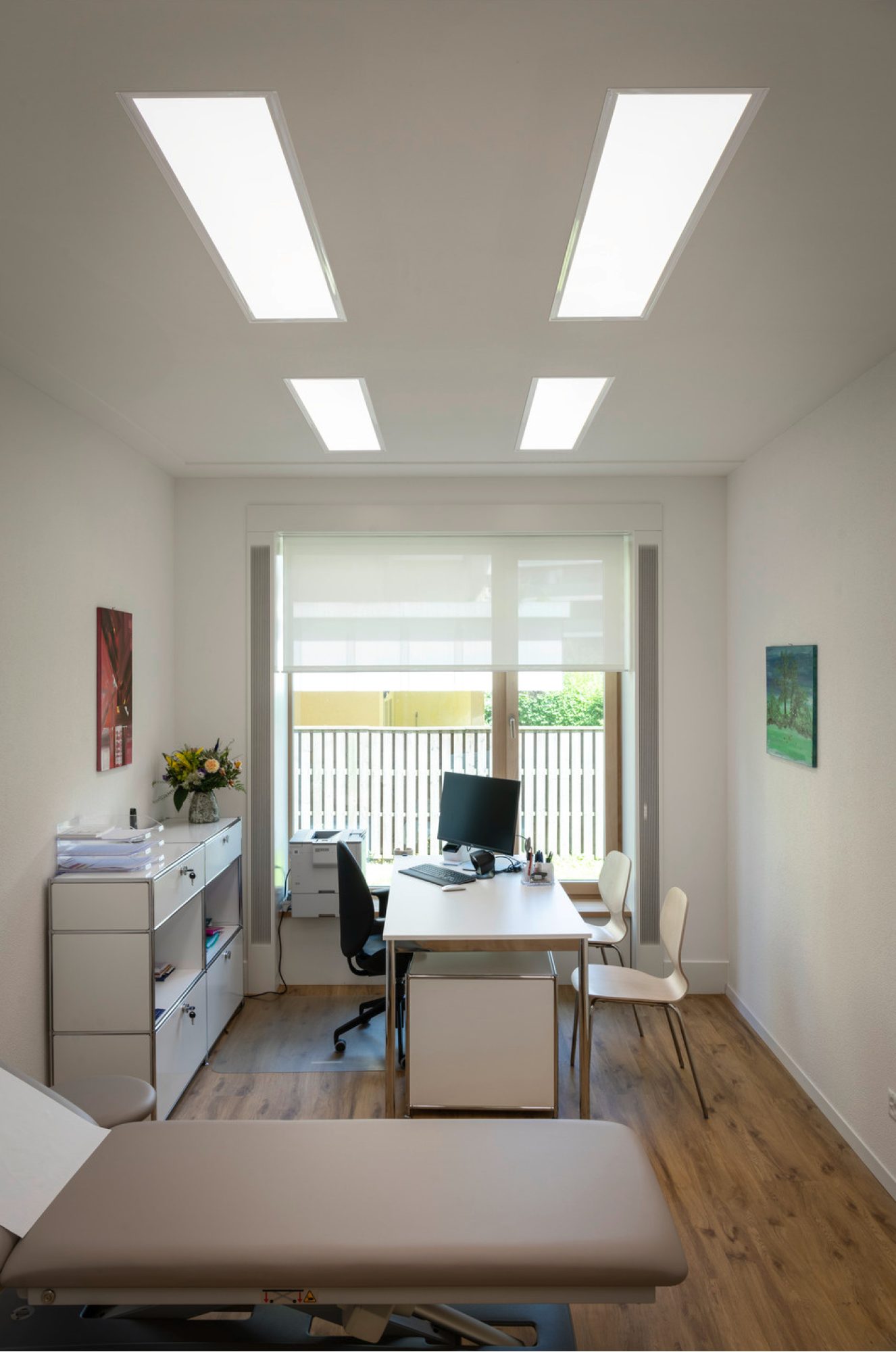 Panel LED 1200 × 300 na suficie gabinetu