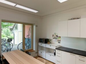 Miniaturka 4 - Panel LED 1200 × 300 w oświetleniu sali ze stołem