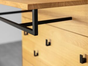 Miniaturka 1 - Panel Corvena – zbliżenie czarnego metalowego drążka pod dębową półką