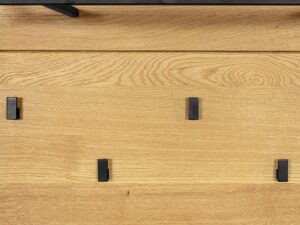 Miniaturka 2 - Panel dębowy Corvena – detal czarnych haczyków na drewnianej powierzchni