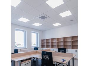 Miniaturka 2 - Białe panele LED Backlit w biurze