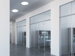 Miniaturka 1 - Białe okrągłe panele LED 6 W na suficie jasnego korytarza biurowego