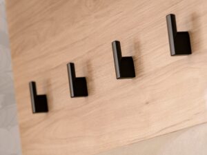 Miniaturka 2 - Panel Pedrivo detal czarnych haczyków na dekorze Hickory Jackson