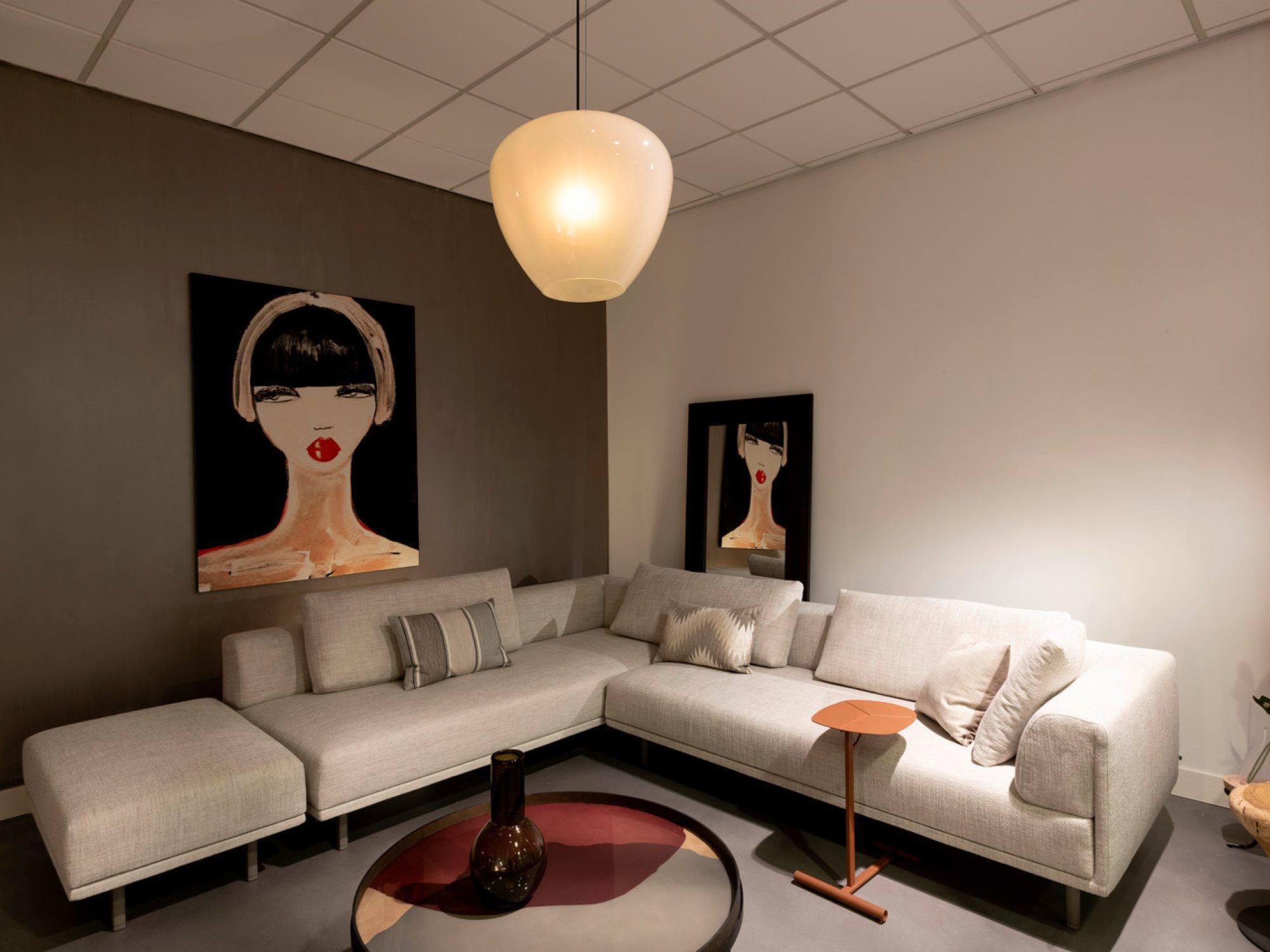 Biała Pantilo Convex 40 w salonie