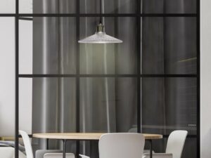Miniaturka 1 - Lampa wisząca Perela z przezroczystym ryflowanym kloszem w aranżacji wnętrza