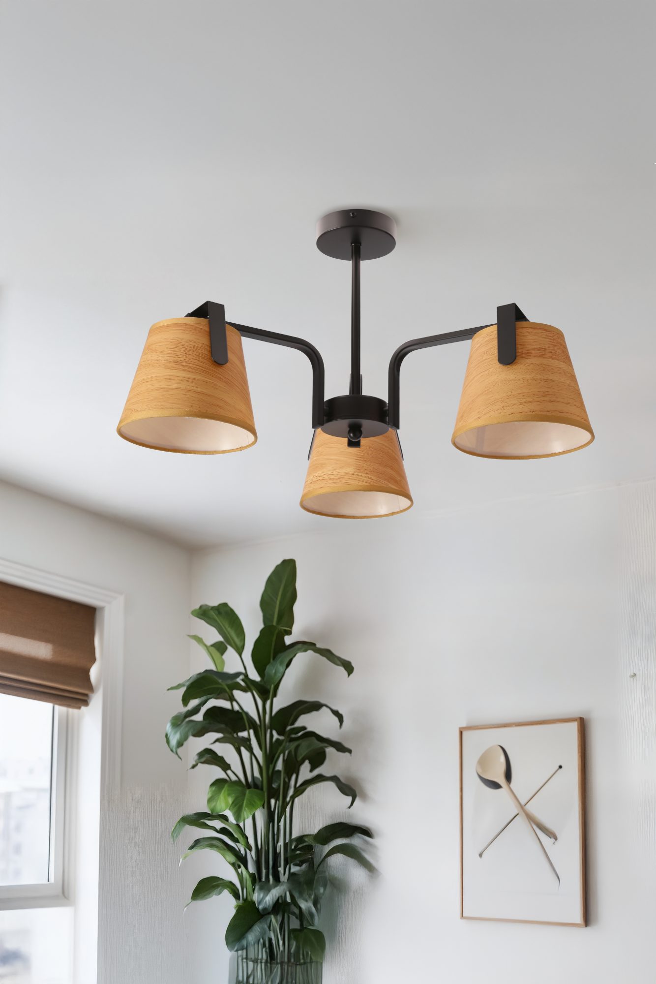 Lampa sufitowa Amesona z trzema brązowymi abażurami w jasnym wnętrzu