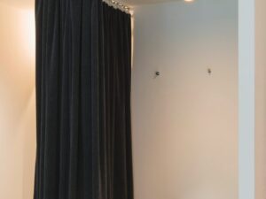 Miniaturka 4 - Czarna oprawa sufitowa Anela LED, drugie ujęcie aranżacyjne