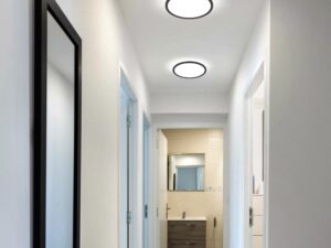 Miniaturka 2 - Okrągły plafon Aqua LED z czarną obwódką w aranżacji pomieszczenia
