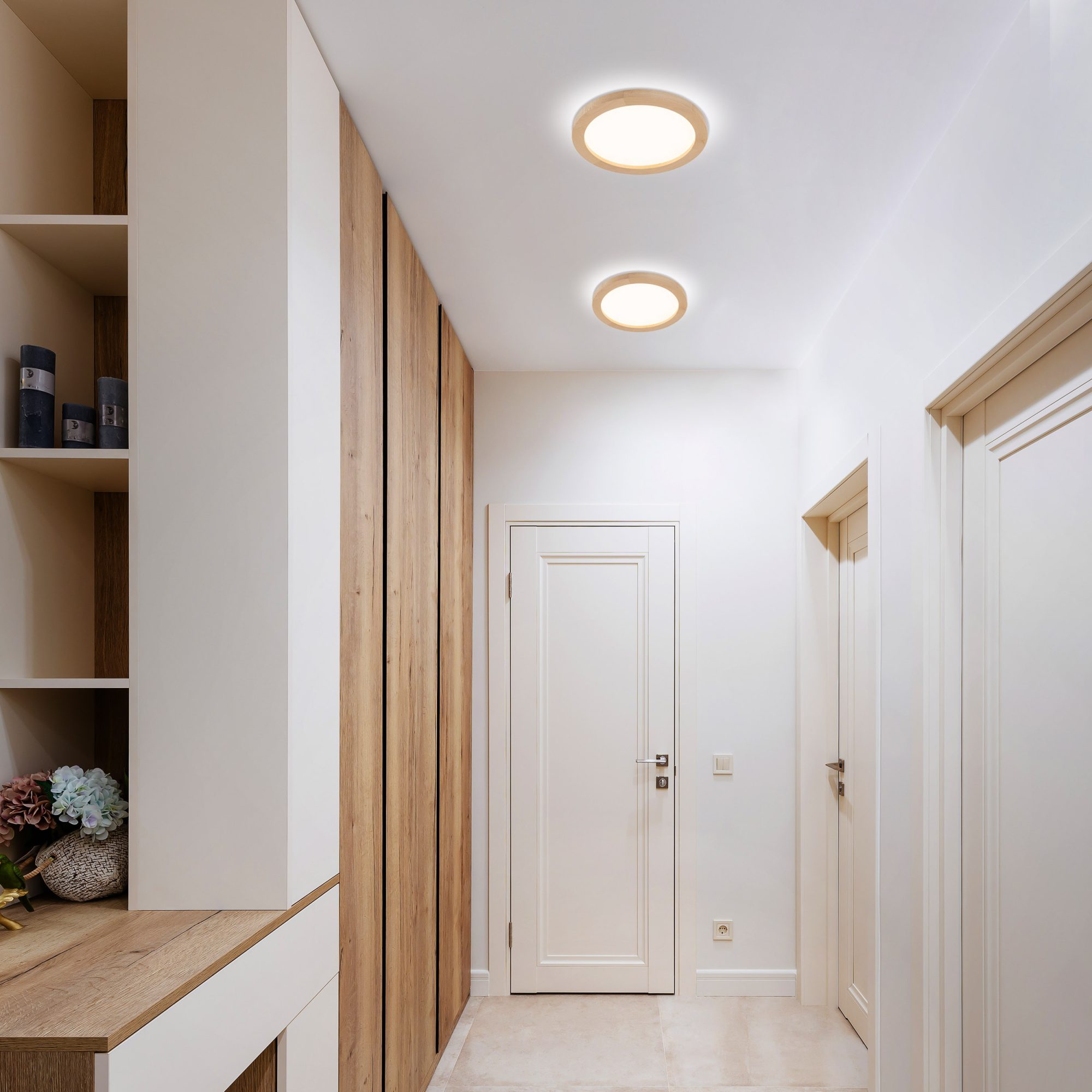Plafon Aqua Wood w wybarwieniu bukowym w aranżacji pomieszczenia