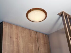 Miniaturka 1 - Plafon Aramio z dębowym obrzeżem na suficie w pokoju