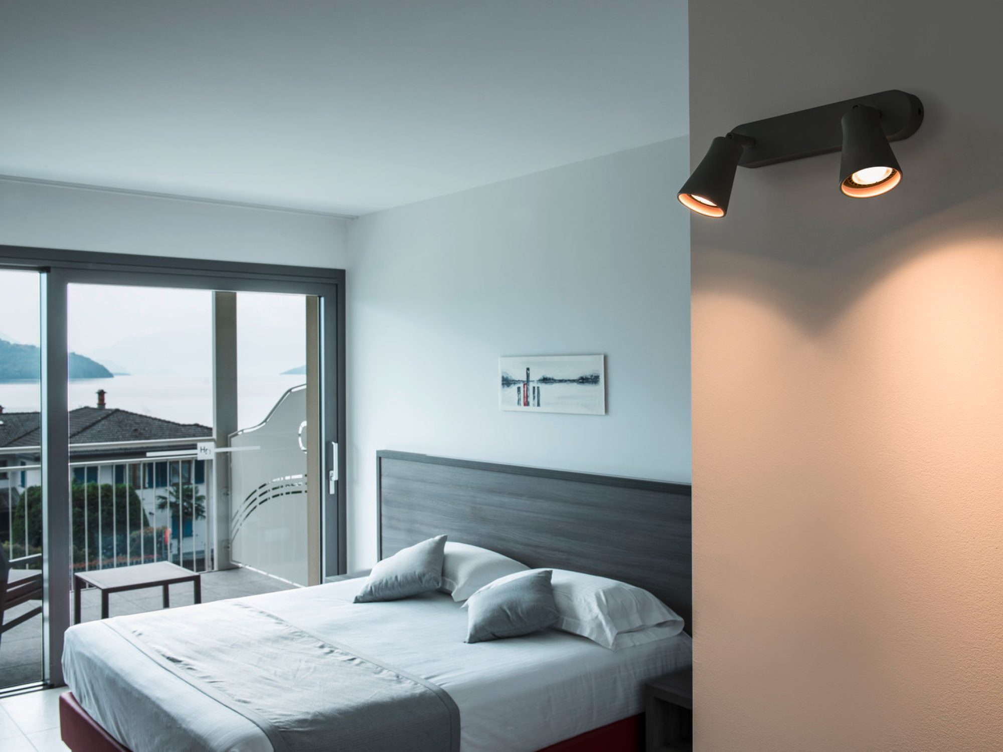 Czarna lampa Avo CW Double w aranżacji wnętrza.