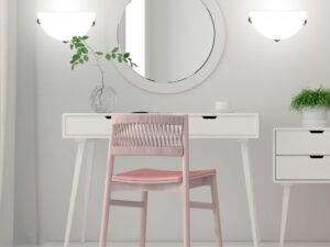 Miniaturka 1 - Białe oprawy Calaveta z chromowanymi uchwytami obok lustra