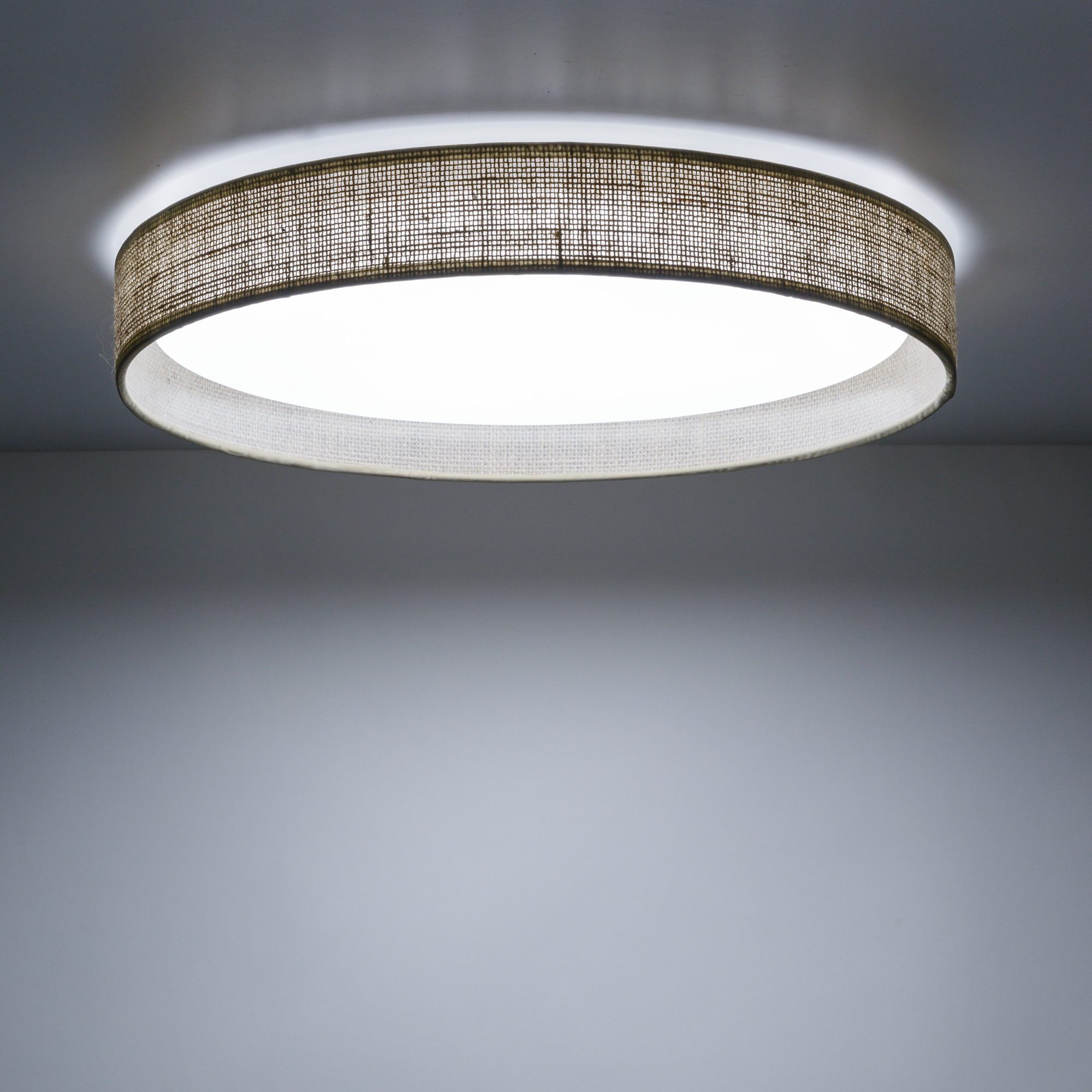 Lampa sufitowa Demi LED w wersji juta w aranżacji wnętrza