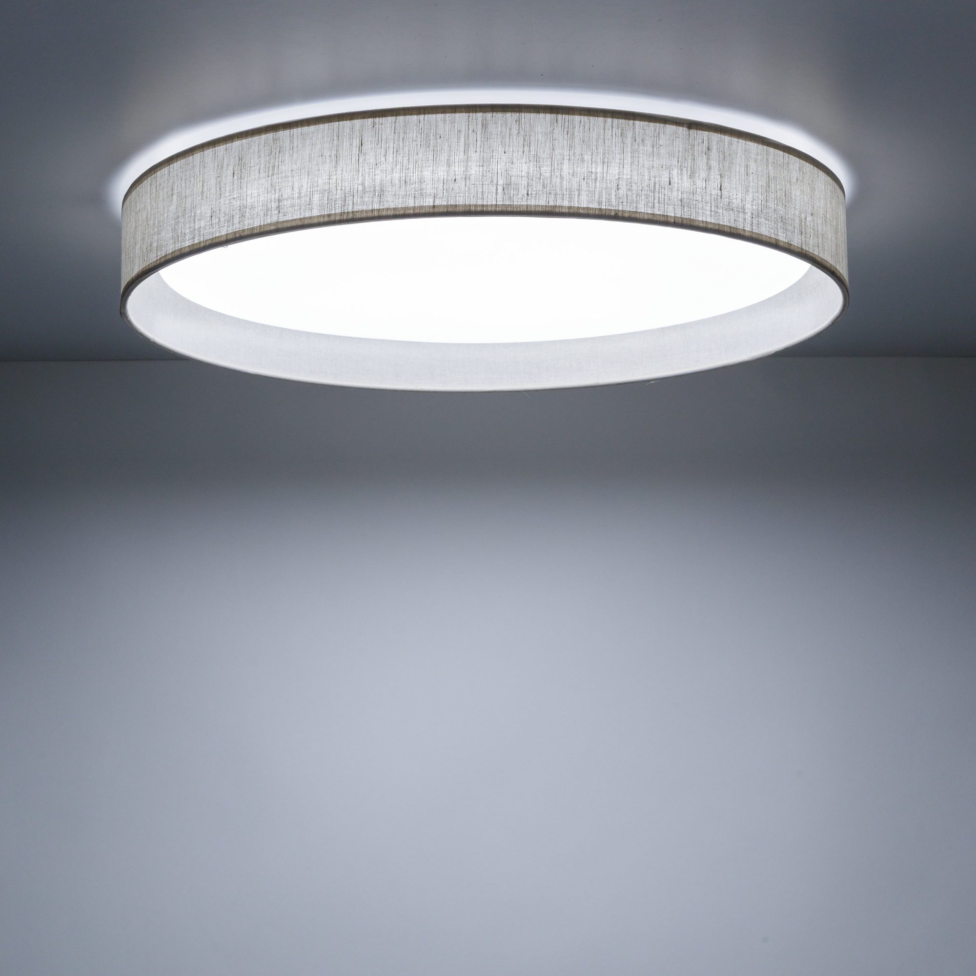 Lampa sufitowa Demi LED w wersji len w pokoju