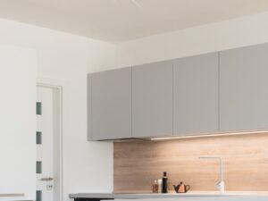 Miniaturka 1 - Biały plafon LED Galinia 49 cm świecący na suficie nowoczesnej kuchni
