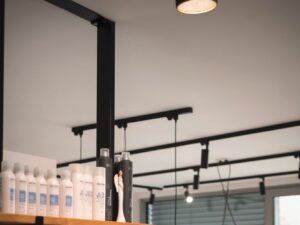 Miniaturka 7 - Lampa Grip Flat czarna w aranżacji wnętrza usługowego