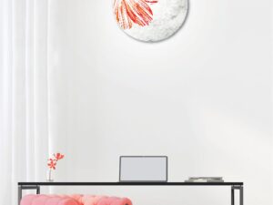 Miniaturka 4 - Czerwony plafon Korita nad konsolą i różowym fotelem w jasnym pokoju