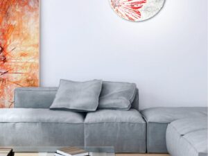 Miniaturka 3 - Czerwony plafon Korita na jasnej ścianie salonu nad szarą sofą