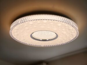 Miniaturka 1 - Plafon LED Gilosona świecący pod sufitem we wnętrzu