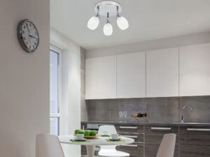 Miniaturka 1 - Plafon sufitowy Ulomela z trzema punktami LED w jasnej kuchni
