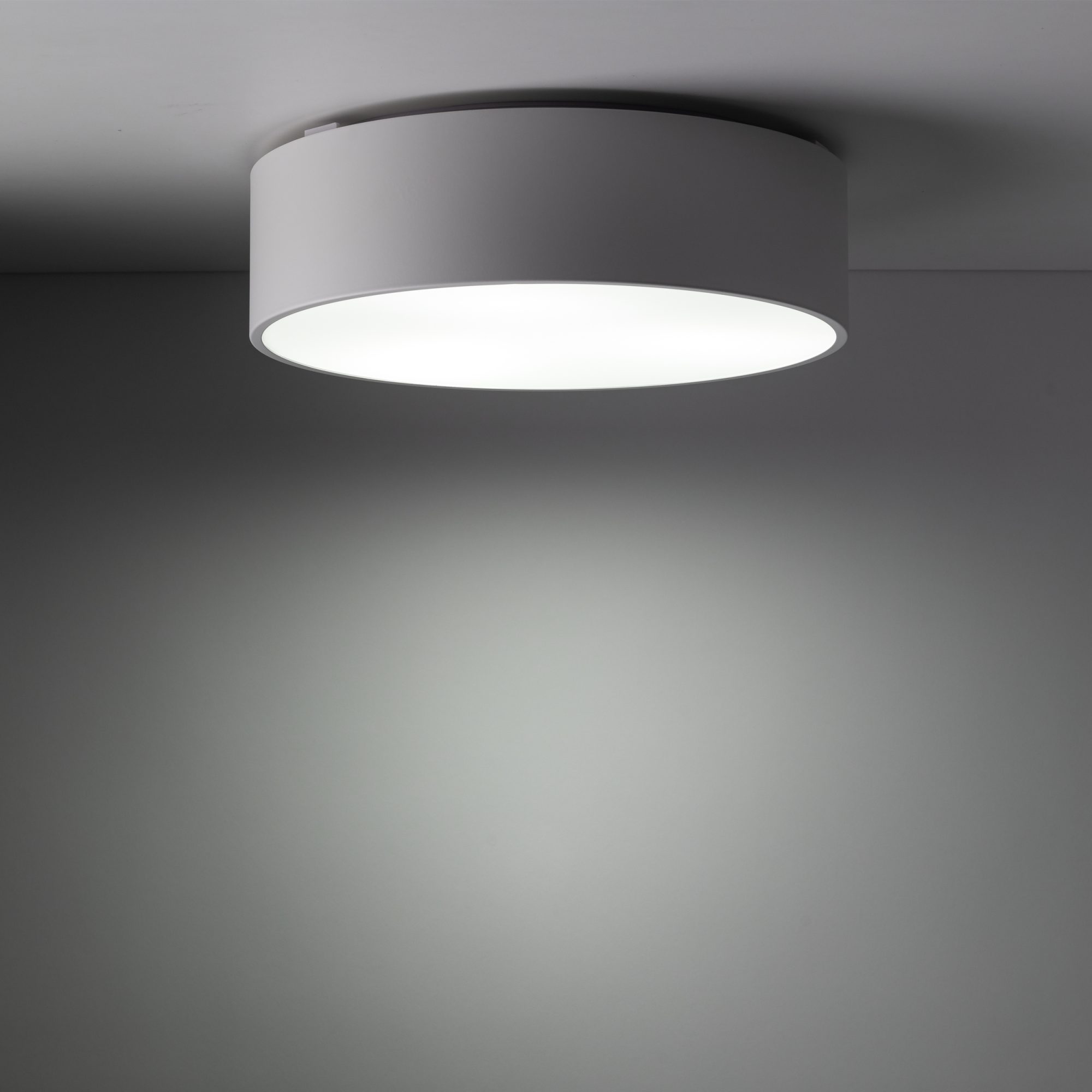 Biały plafon Livo M IP54 40 cm w aranżacji wnętrza