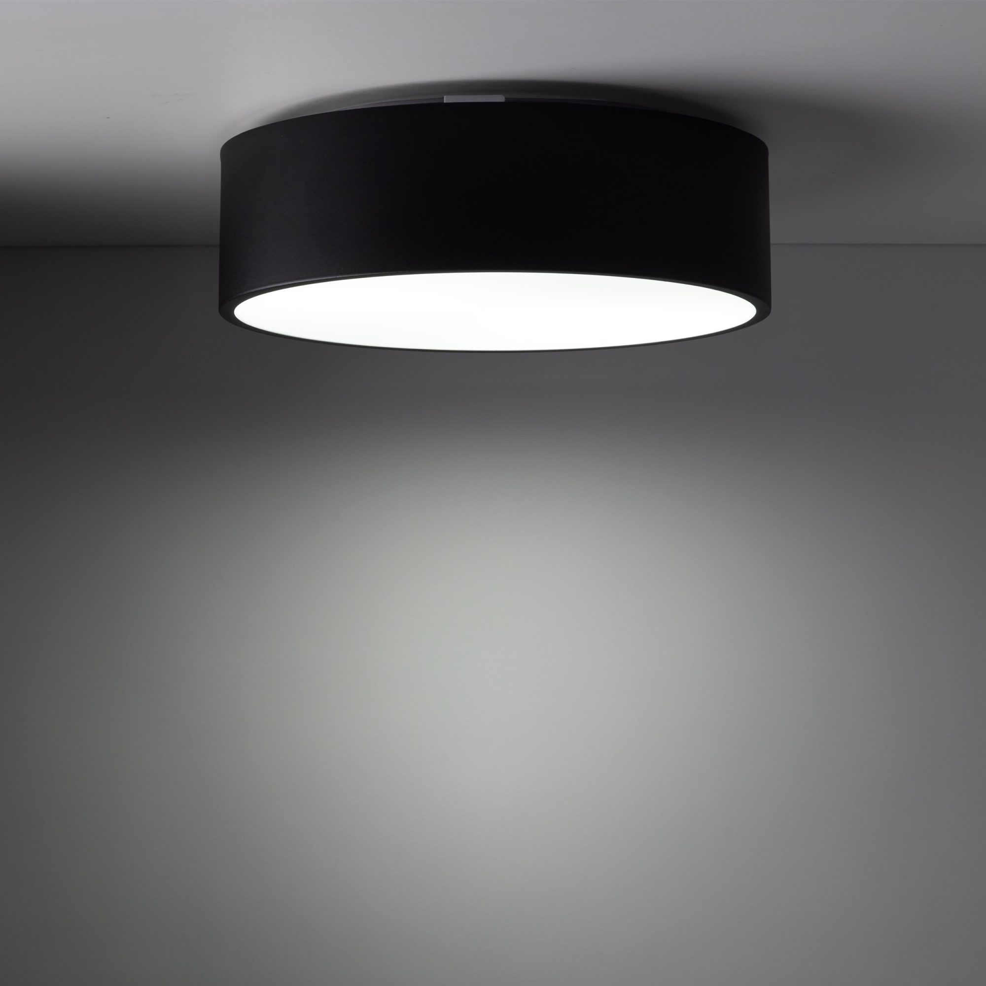 Czarny plafon Livo M IP54 w aranżacji pomieszczenia