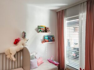 Miniaturka 1 - Biała lampa sufitowa Noblo zamontowana w jasnym pokoju