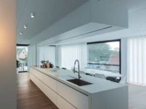 Miniaturka 9 - Plafony Oculus CL białe w jasnej kuchni nad wyspą