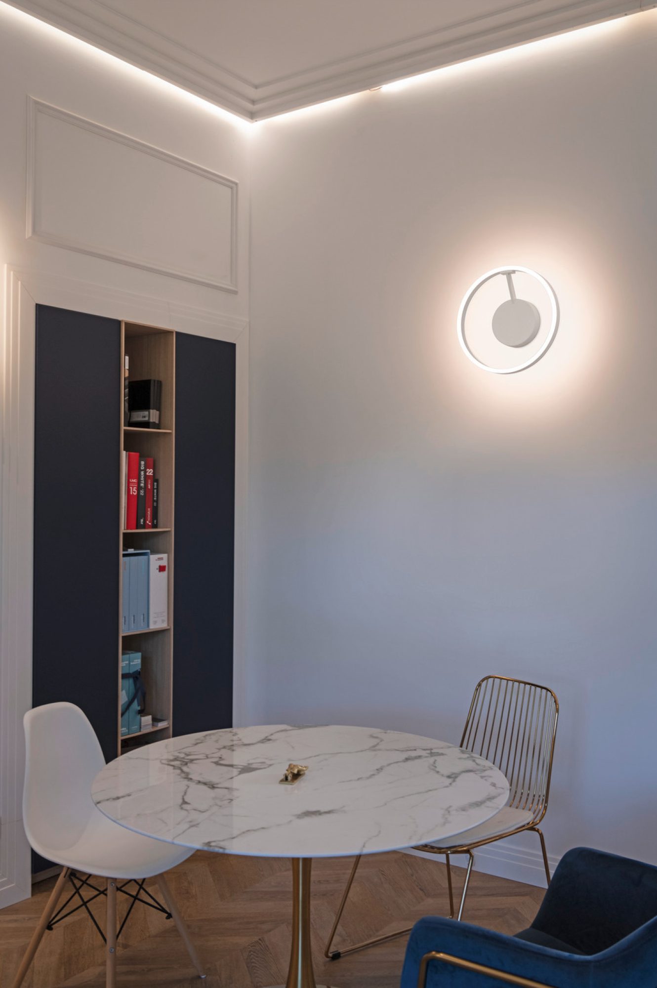 Biały plafon One LED jako lampa ścienna w jadalni