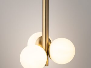 Miniaturka 2 - Plafon Perla Lux 3 z mlecznobiałymi kulami świecącymi ciepłym światłem, zbliżenie