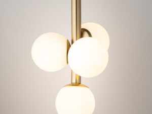 Miniaturka 2 - Plafon Perla Lux 4 z mlecznobiałymi kulami w aranżacji wnętrza