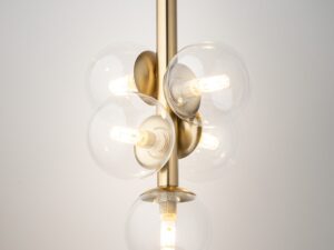 Miniaturka 2 - Zbliżenie na pięć transparentnych szklanych kul plafonu Perla Lux 5 oraz złotą satynową konstrukcję