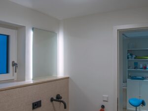 Miniaturka 1 - Kwadratowa oprawa sufitowa Sima LED w pomieszczeniu z umywalką