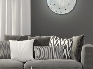 Miniaturka 1 - Plafon Tamavela z geometrycznym wzorem na szkle zamontowany nad szarą sofą w salonie