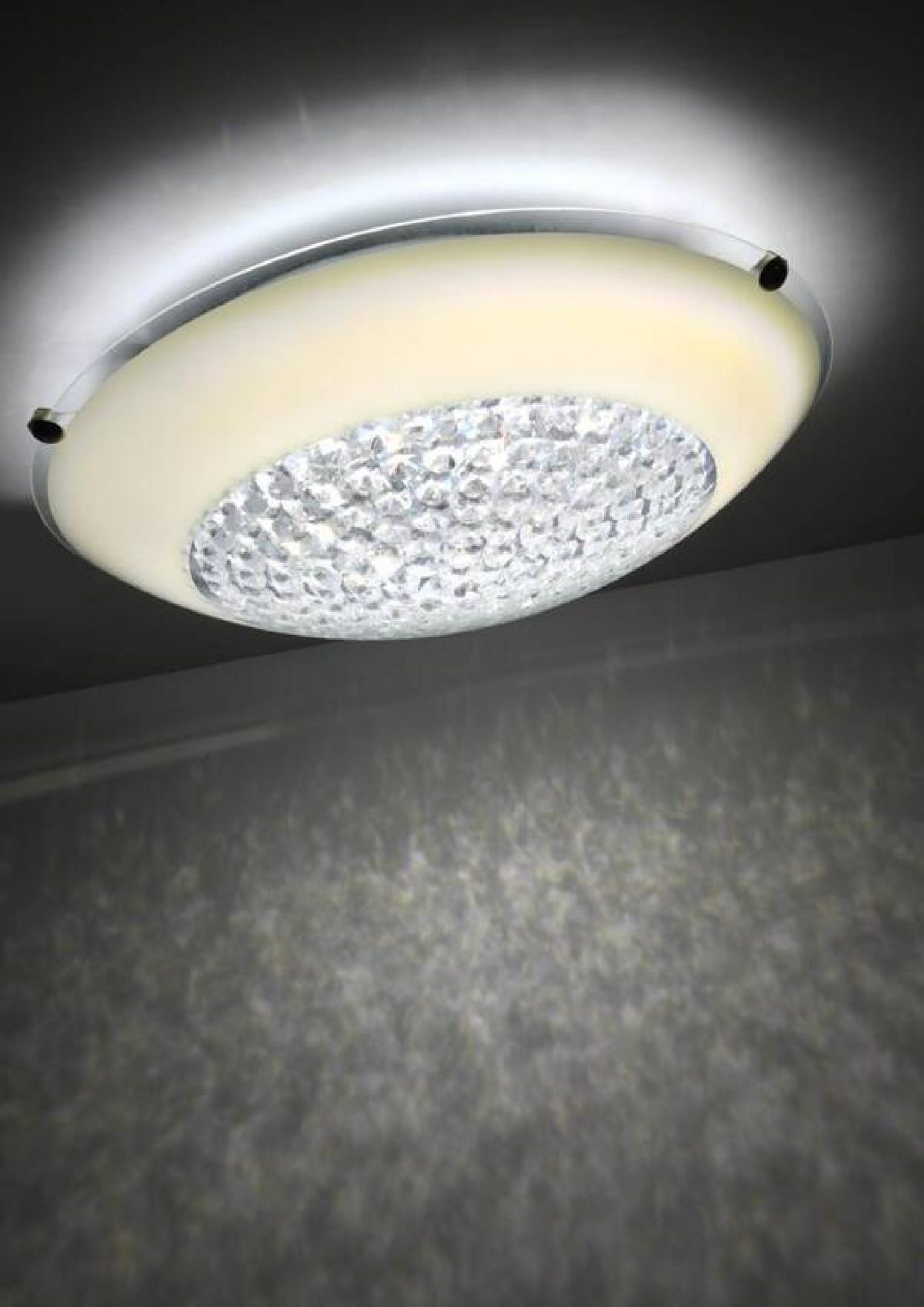 Plafon Terato świecący pod sufitem w ciemnym wnętrzu