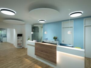 Miniaturka 3 - Czarna plafoniera LED Plavero w nowoczesnej recepcji