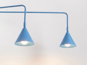 Miniaturka 41 - Podwójny kinkiet z włącznikiem Sorvella 150 cm błękitny – detal kloszy z włączonym światłem