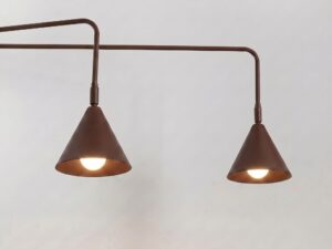 Miniaturka 51 - Podwójny kinkiet z włącznikiem Sorvella 150 cm brązowy – detal kloszy z włączonym światłem