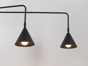 Miniaturka 103 - Podwójny kinkiet z włącznikiem Sorvella 150 cm czarny – detal kloszy z włączonym światłem