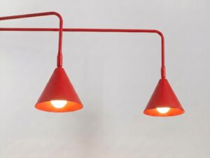 Miniaturka 60 - Podwójny kinkiet z włącznikiem Sorvella 150 cm czerwony – detal kloszy z włączonym światłem