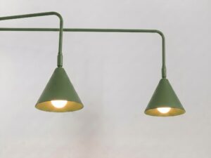 Miniaturka 17 - Podwójny kinkiet z włącznikiem Sorvella 150 cm zielony oliwkowy – detal kloszy z włączonym światłem