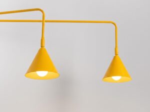 Miniaturka 74 - Podwójny kinkiet z włącznikiem Sorvella 150 cm żółty – detal kloszy z włączonym światłem