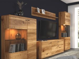 Miniaturka 1 - Półka dębowa Corvena nad telewizorem – aranżacja salonu z witrynami i szafką RTV