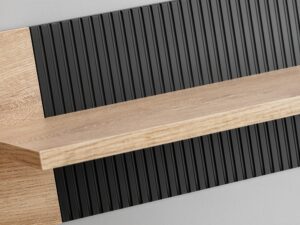 Miniaturka 2 - Półka wisząca z ryflowanym panelem Arlivo 160 cm dąb Ribbeck czarny mat – półka drewniana jasna z czarnym tłem prążkowanym