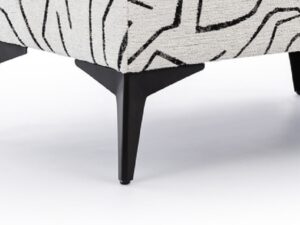 Miniaturka 3 - Pufa Marcavio z bliska – czarna metalowa nóżka i tkanina w geometryczny wzór