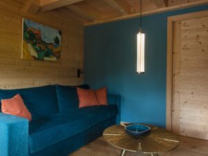 Miniaturka 8 - Lampa wisząca Quimera ciemna miedź – aranżacja przy granatowej sofie